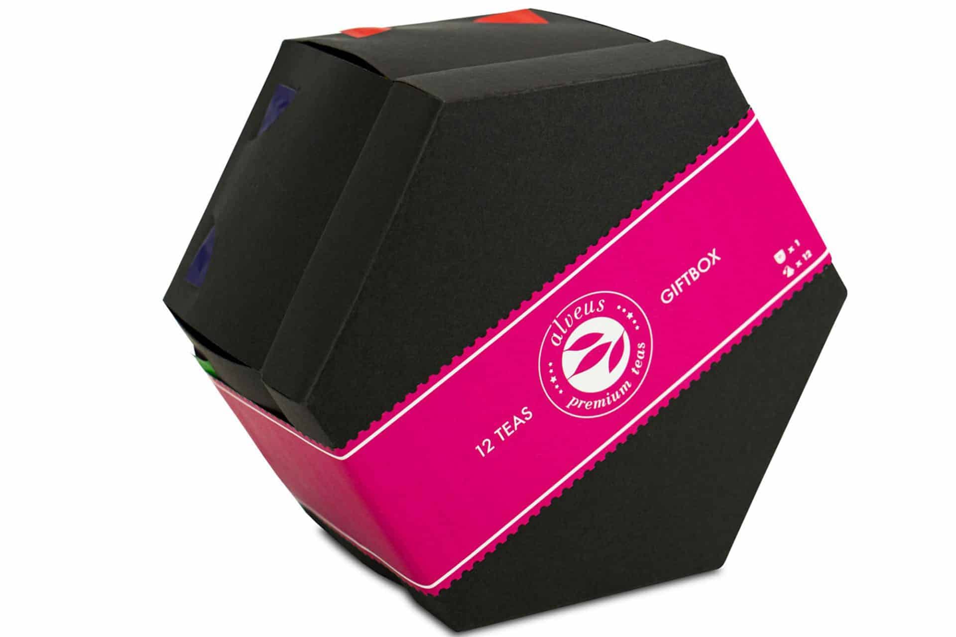 alveus Gimmick Giftbox Geschenkbox Tester-Box entwickelt designed und als Serienprodukt realisiert von LangeArchitekten aus schwarzer Pappe geschlossen mit pinkfarbener Banderole und als Inhalt 12 bunten alveus Elements-Teebeuteln und einem alveus-Doppelwandglas in der Mitte