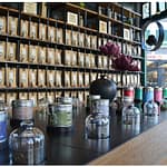 perfektes und funktionales Tee Store Konzept Retail-Design Produkt-Design Corporate-Design von Lange Architekten im ersten alveus Bio-Tee Tea-Store Alster mit Akzenten in Eichenholz und Stahl mit Probier-Tresen und Tee-Regalen mit Tester-Gläsern in den Colonnaden Hamburg