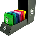 alveus Envelope Giftbox Geschenkbox Tester-Box entwickelt designed und als Serienprodukt realisiert von LangeArchitekten aus schwarzer Pappe und weißem UV-Lack zum Aufklappen mit Steckplätzen für die 12 bunten alveus Elements-Teebeutel