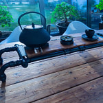 Cha-Board mit Stövchen für die perfekte Tee-Zeremonie und Genuss hochwertigster und teurer Tee-Raritäten wie Tai-Ping-Hou-Kui-Superior aus schwarzem Stahl und altem Eichenholz im Wabi-Sabi Stil designed von Lange Architekten