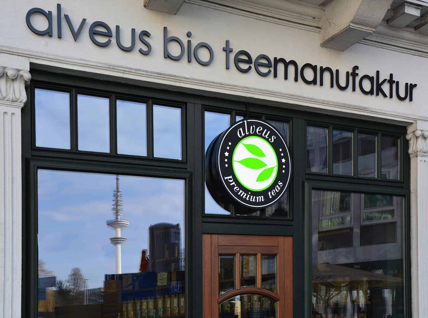 Eingang des alveus Flagship-Stores Tea-Store Alster Colonnaden unweit des Hamburger Fernsehturms designed und realisiert von Lange Architekten