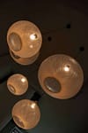 Wartebereich mit weißen Leuchten Non-Random von Moooi Praxis-Design in der Zahnarztpraxis am Kaiserkai HafenCity von Dr. Christian Urselmann im ästhetischen und zeitlosen Design von Lange Architekten