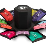 alveus Gimmick Giftbox Geschenkbox Tester-Box entwickelt designed und als Serienprodukt realisiert von LangeArchitekten aus schwarzer Pappe und weißem UV-Lack zum Aufklappen und zur perfekten Präsentation der 12 bunten alveus Elements-Teebeutel mit einem alveus-Doppelwandglas in der Mitte