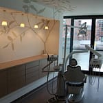 Behandlungs-Raum mit sensationellem Blick auf den Museumshafen Praxis-Design in der Zahnarztpraxis am Kaiserkai HafenCity von Dr. Christian Urselmann im ästhetischen und zeitlosen Design von Lange Architekten