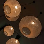 Wartebereich mit weißen Leuchten Non-Random von Moooi Praxis-Design in der Zahnarztpraxis am Kaiserkai HafenCity von Dr. Christian Urselmann im ästhetischen und zeitlosen Design von Lange Architekten