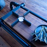 Cha-Board mit Stövchen für die perfekte Tee-Zeremonie und Genuss hochwertigster und teurer Tee-Raritäten wie Tai-Ping-Hou-Kui-Superior aus schwarzem Stahl und altem Eichenholz im Wabi-Sabi Stil designed von Lange Architekten