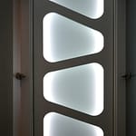weißes Lichtwand-Element mit Ornamenten Flur zu den Behandlungsräumen Praxis-Design in der Praxis für Ästhetische Medizin Dr. med. Eveline Urselmann Milchstrasse 26 bis 28 Hamburg Pöseldorf Rotherbaum im ästhetischen und zeitlosen Design von Lange Architekten