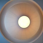 repräsentativer Empfangsbereich und Warte-Bereich organisch geformte Wände und Lichtdecke mit eingelassener Deckenleuchte Siam-200 von Bover Praxis-Design in der Praxis für Ästhetische Medizin Dr. med. Eveline Urselmann Milchstrasse 26 bis 28 Hamburg Pöseldorf Rotherbaum im ästhetischen und zeitlosen Design von Lange Architekten