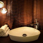 Patienten-WC Bad Waschtisch mit Relieffliesen mit Wellen in Kupfer Optik und Pendelleuchte Bocci 14.1 Praxis-Design in der Praxis für Ästhetische Medizin Dr. med. Eveline Urselmann Milchstrasse 26 bis 28 Hamburg Pöseldorf Rotherbaum im ästhetischen und zeitlosen Design von Lange Architekten