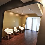 organisch geformte Wände Wartezimmer in lava-grau und innen goldfarben Praxis-Design in der Praxis für Dermatologie Venerologie und TCM Dr. med. May Sian Oei Schillerstr. 44b Ottensen im ästhetischen und zeitlosen Design von Lange Architekten