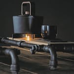 Cha-Board mit Stövchen und Kanne Teebecher und Untersetzer von Cushin Kobo Masuda für die perfekte Tee-Zeremonie und Genuss hochwertigster und teurer Tee-Raritäten aus schwarzem Stahl und altem Eichenholz im Wabi-Sabi Stil designed von Lange Architekten