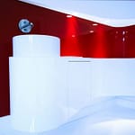 weißes Behandlungszimmer mit Formholz-Elementen Corian und Akzenten in Hochglanz-Rot organisches Funktionsmöbel mit Waschbecken Praxis-Design in der Praxis Frauenaerztin am Rothenbaum Dipl. med. Tatjana Swirski Curiohaus Rothenbaumchaussee Hamburg Harvestehude im ästhetischen und zeitlosen Design von Lange Architekten