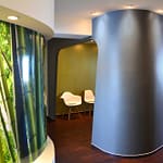 organisch geformte Wände Wartezimmer in lava-grau und innen goldfarben Praxis-Design in der Praxis für Dermatologie Venerologie und TCM Dr. med. May Sian Oei Schillerstr. 44b Ottensen im ästhetischen und zeitlosen Design von Lange Architekten