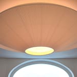 repräsentativer Empfangsbereich und Warte-Bereich organisch geformte Wände und Lichtdecke mit eingelassener Deckenleuchte Siam-200 von Bover Praxis-Design in der Praxis für Ästhetische Medizin Dr. med. Eveline Urselmann Milchstrasse 26 bis 28 Hamburg Pöseldorf Rotherbaum im ästhetischen und zeitlosen Design von Lange Architekten