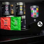 branding und corporate-design in hamburg: alveus Menue Display BarEdition mit Tee-Menü-Karte zu den alveus Elements und Halterung für Teebeutel zum Anbieten von Tee an der Bar am Buffet im Hotelzimmer oder bei Tea To-Go-Lösungen designed aus schwarzer MDF von Lange Architekten für alveus Bio-Tee in Hotels und Gastronomien weltweit