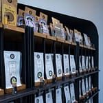 Tee-Verkaufs-Regal mit Tester-Gläsern zum Riechen und Sehen des Tees perfektes design von Lange Architekten aus schwarzem Stahl und Eichenholz im alveus Tea-Store als Serienprodukt für alveus premium-teas
