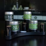 alveus Matcha Controller zur würdevollen Präsentation der 4 wertvollen Matchas im alveus Tea-Store mit Tester-Gläsern und Abdeckkappen und verschieden hohen Präsentations-Sockeln designed in Form eines Game-Controllers aus schwarzer MDF von Lange Architekten als Serien-Produkt für alveus