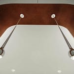 Detail Nische in beleuchteter Schrankwand in weißem Wartezimmer mit Rost-Optik und Pendelleuchte Tobias Grau Falling Water Praxis-Design in der Praxis Frauenaerztin am Rothenbaum Dipl. med. Tatjana Swirski Curiohaus Rothenbaumchaussee Hamburg Harvestehude im ästhetischen und zeitlosen Design von Lange Architekten