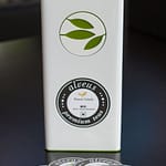alveus premium-teas Tea-Caddy Teedose für 1 Kilo losen Tee mit Aroma-Schutz Etiketten-Lasche und individuellem runden Magnet-Etikett und Logo Relief als markantes Elementmit grünen Akzenten für alveus Tea-Stores weltweit designed und als Serienprodukt entwickelt von Lange Architekten