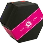 alveus Gimmick Giftbox Geschenkbox Tester-Box entwickelt designed und als Serienprodukt realisiert von LangeArchitekten aus schwarzer Pappe geschlossen mit pinkfarbener Banderole und als Inhalt 12 bunten alveus Elements-Teebeuteln und einem alveus-Doppelwandglas in der Mitte
