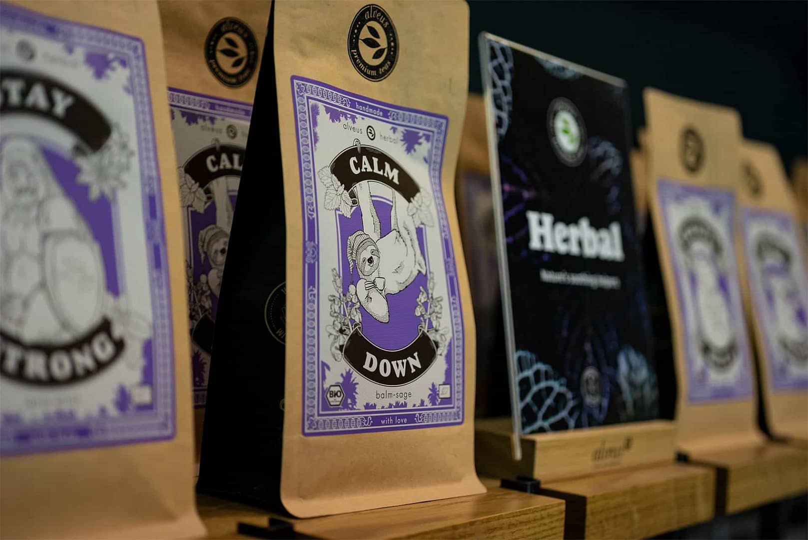 alveus Tee Regal Tea-Store-Shelf aus Eichenholz mit Tester-Glas Leisten aus schwarzem Stahl zur perfekten Verkaufs-Präsentation von Tee und abgepackten Produkten designed von Lange Architekten als Serienprodukt für alveus mit Tee-Konzept alveus herbal auf Bild