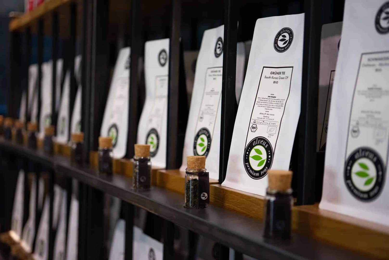 Tee-Verkaufs-Regal mit Tester-Gläsern zum Riechen und Sehen des Tees perfektes design von Lange Architekten aus schwarzem Stahl und Eichenholz im im alveus Bio Tea-Store in der HafenCity Hamburg unweit der Elbphilharmonie