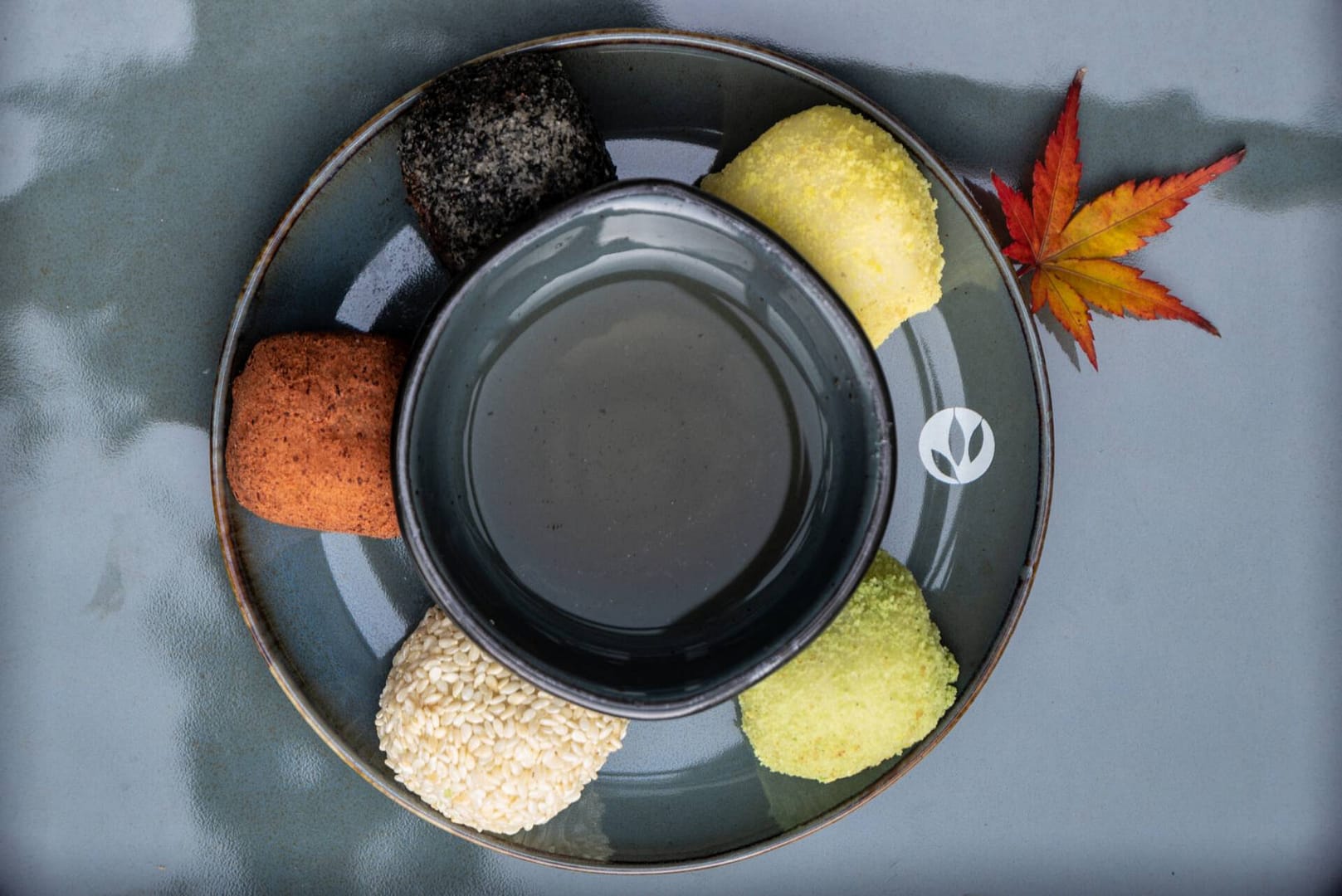 Tea_Passion_Sven-Christian Lange_Branding Photography_Tea Bowl Arragement on Dish_Green Tea_Circled By 5 Different Delicious Mochi_Acer Autumn Leaf_Tea Ceremony_Wabi Sabi_alveus