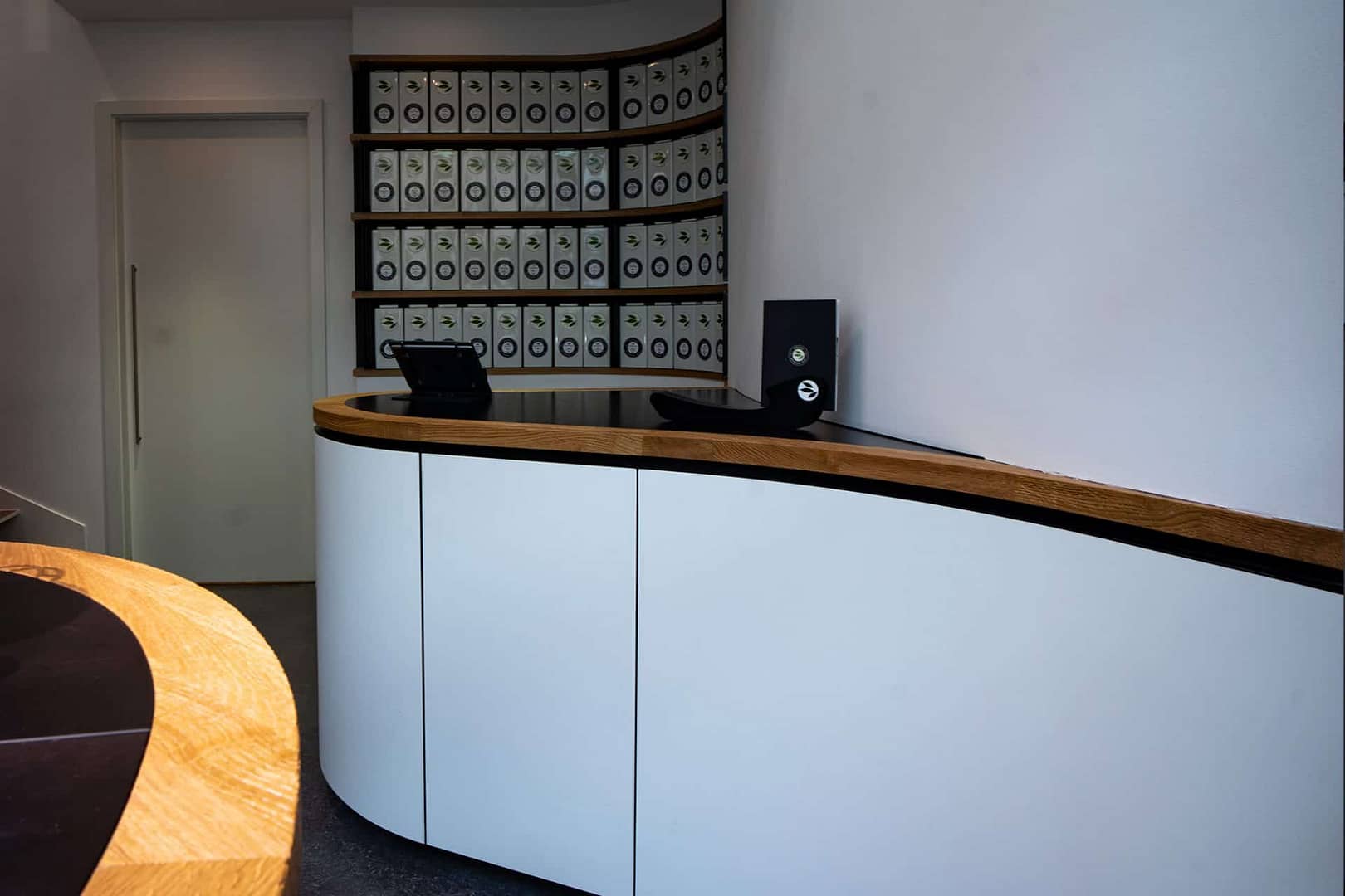 perfektes organisches und funktionales Tee Store Konzept Retail-Design Produkt-Design Corporate-Design von Lange Architekten im weißen alveus Bio-Tee Tea-Store mit Akzenten in Eichenholz und Stahl in der HafenCity Hamburg unweit der Elbphilharmonie