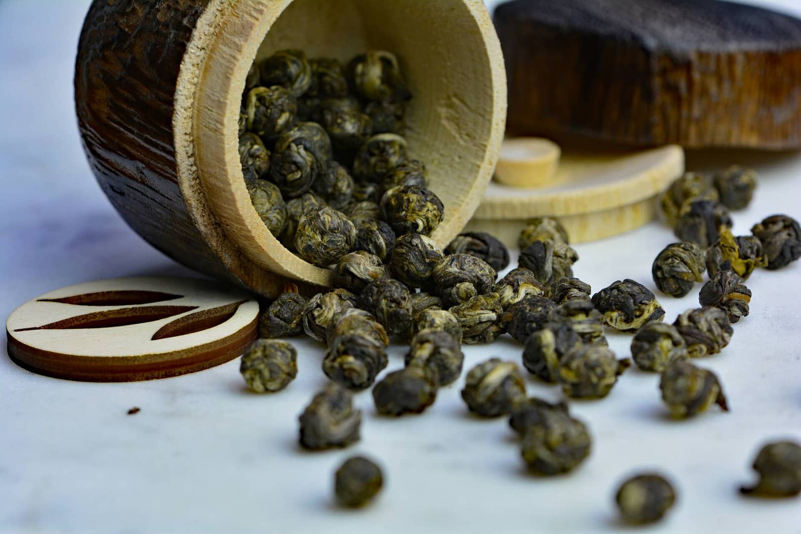 Tea_Passion_Sven-Christian Lange_Branding Photography_Tea Ceremony_White Tea_Dragon Pearls Rolling Around Wooden Caddy_Chazutsu_Wabi Sabi_alveus