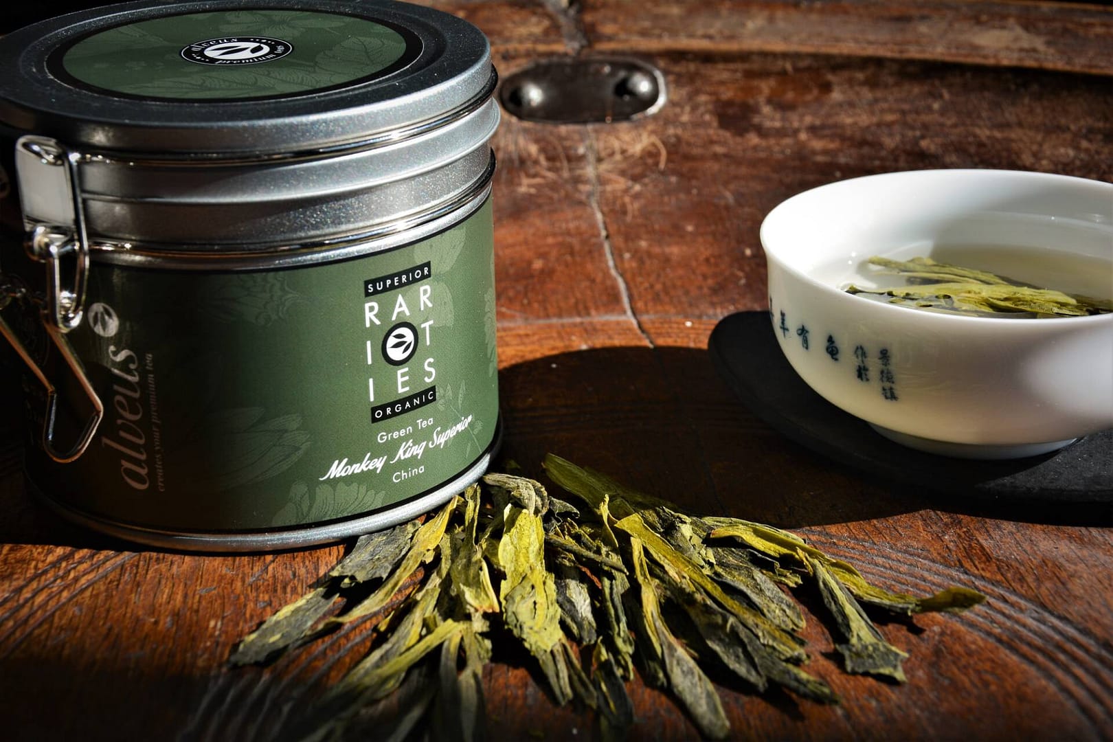 Tea_Passion_Sven-Christian Lange_Branding Photography_Tea Tasting With Green Tea Tai Ping Hou Kui With White Bowl With Blue Characters On Antique Korean Wooden Plate_Tea Ceremony