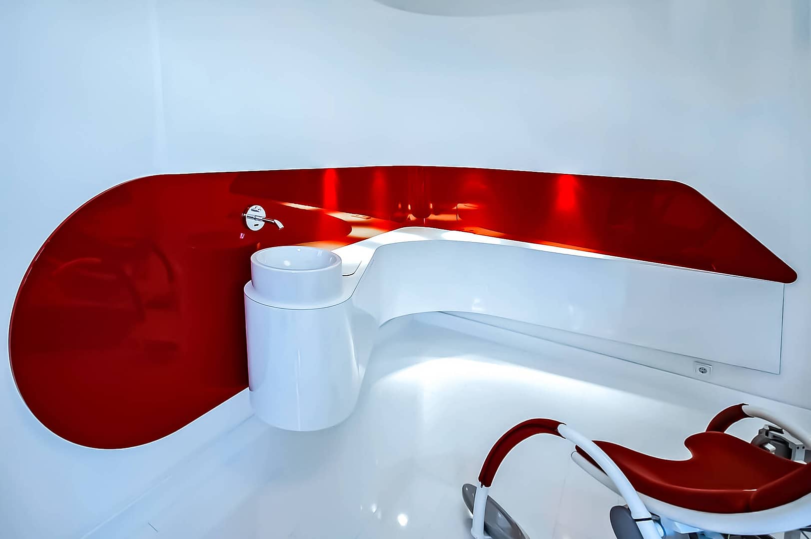 weißes Behandlungszimmer mit Formholz-Elementen Corian und Akzenten in Hochglanz-Rot organisches Funktionsmöbel mit Waschbecken Praxis-Design in der Praxis Frauenaerztin am Rothenbaum Dipl. med. Tatjana Swirski Curiohaus Rothenbaumchaussee Hamburg Harvestehude im ästhetischen und zeitlosen Design von Lange Architekten