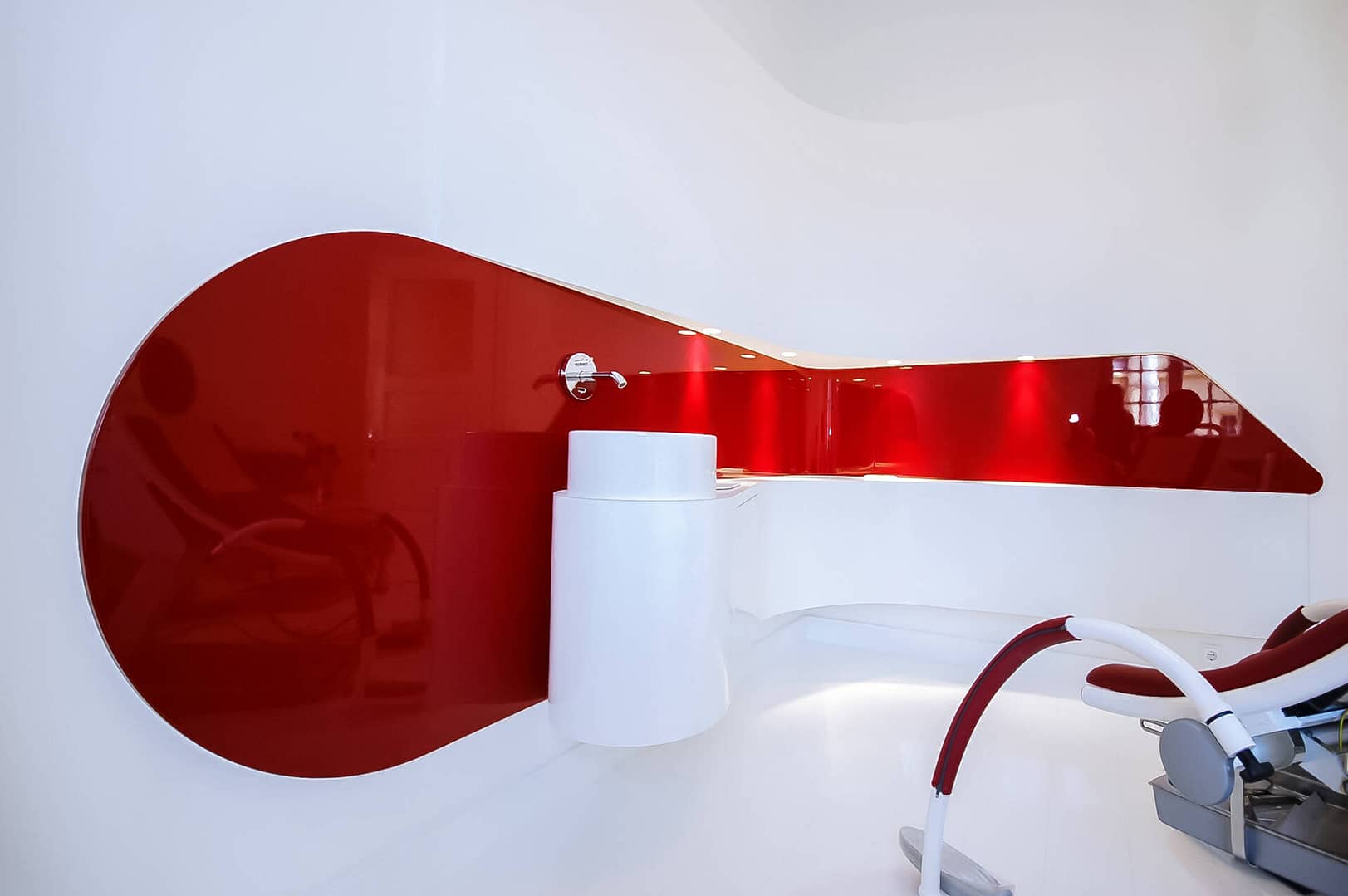 weißes Behandlungszimmer mit Formholz-Elementen Corian und Akzenten in Hochglanz-Rot organisches Funktionsmöbel mit Waschbecken Praxis-Design in der Praxis Frauenaerztin am Rothenbaum Dipl. med. Tatjana Swirski Curiohaus Rothenbaumchaussee Hamburg Harvestehude im ästhetischen und zeitlosen Design von Lange Architekten