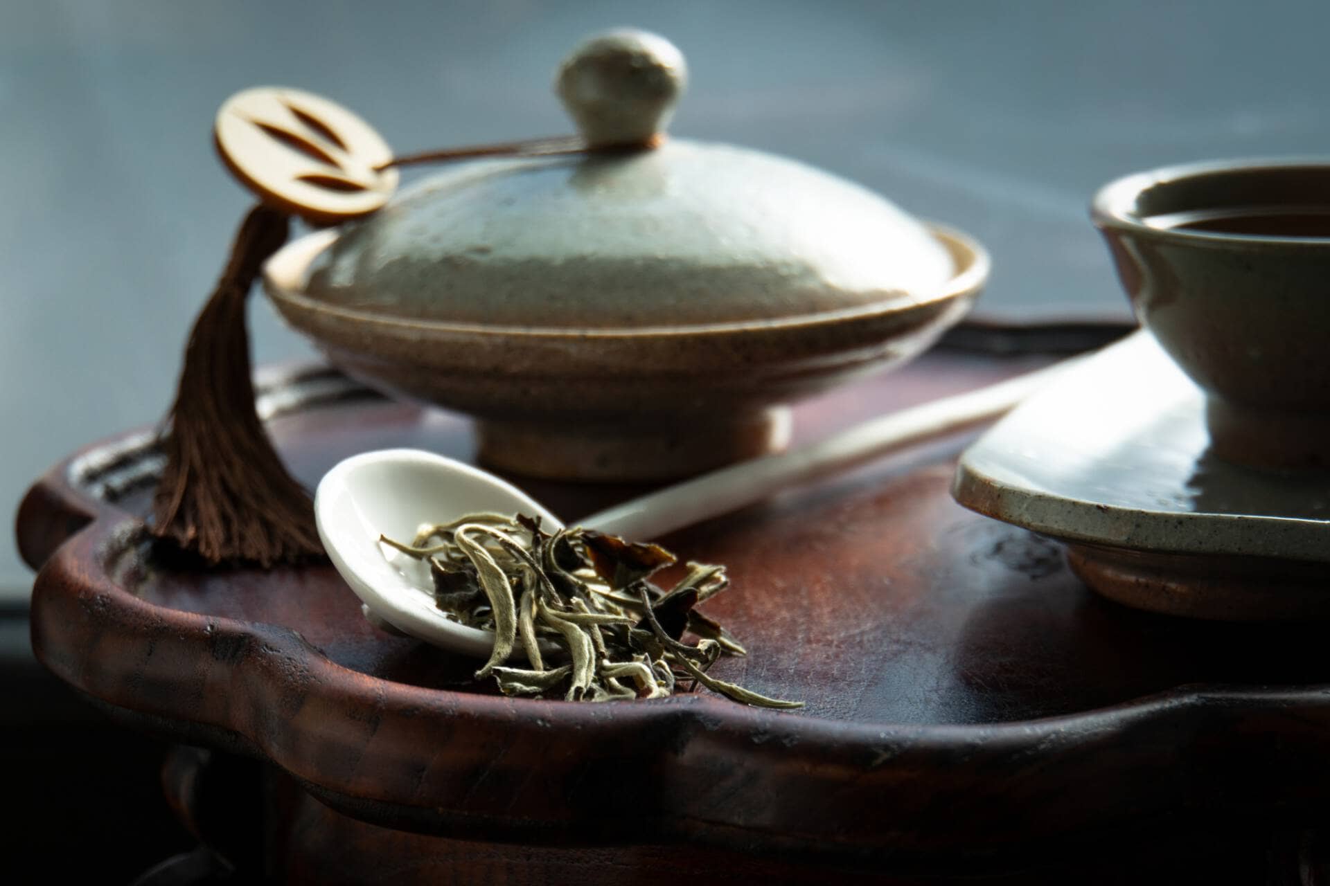 Tea_Passion_Sven-Christian Lange_Branding Photography_Tea Ceremony Arrangement With Antique Korean Pottery On Ancient Korean Wooden Stand_Tea Caddy_Bowl_White Moonlight_White Tea_alveus