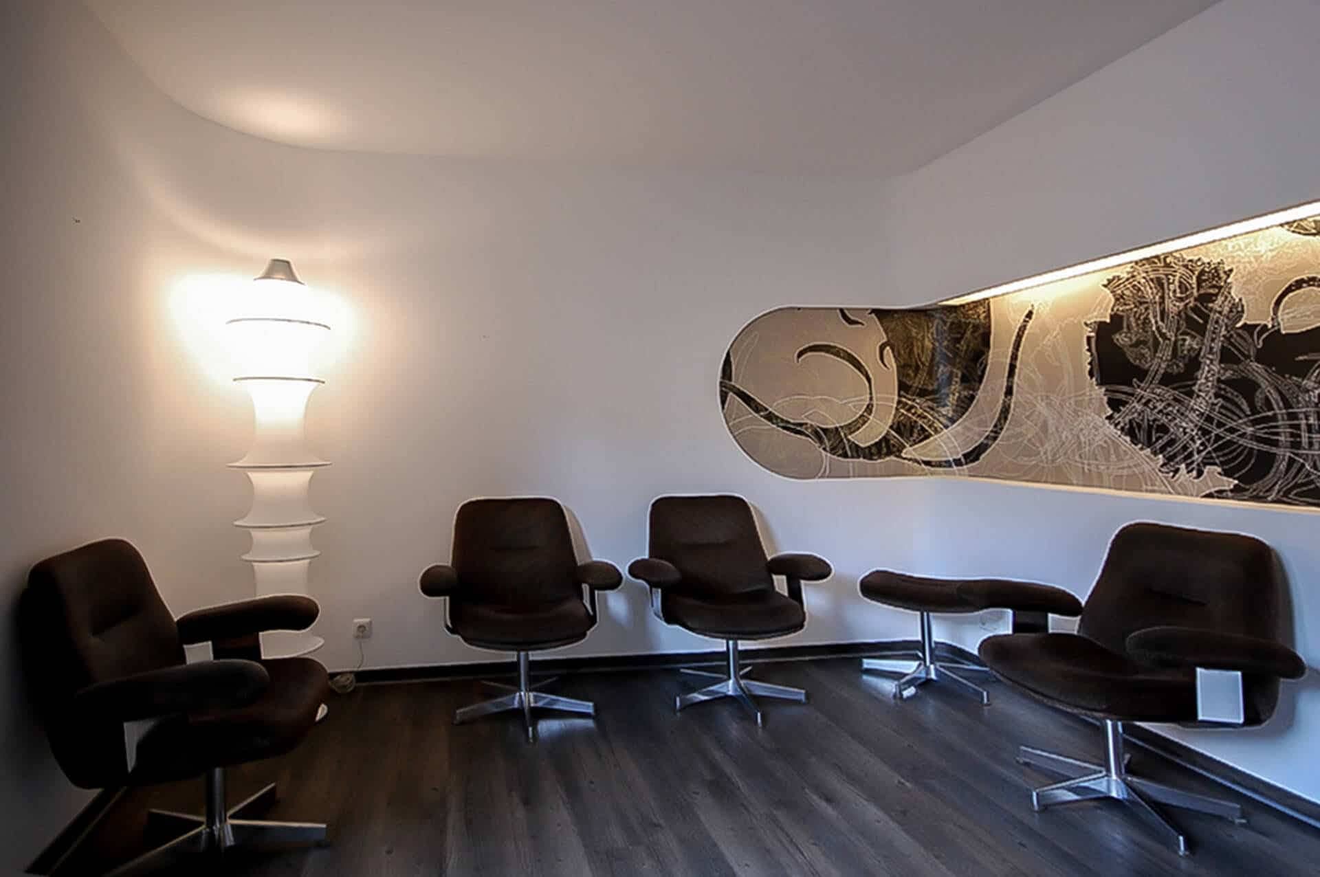 Wartezimmer mit geschwungenen Wänden und Wandgrafik in Beige Lavagrau Gold und Betonoptik Praxis-Design in der Zahnarztpraxis Sierichstrasse Hamburg von Dr. Eveline Urselmann und Dr. Christian Urselmann im ästhetischen und zeitlosen Design von Lange Architekten