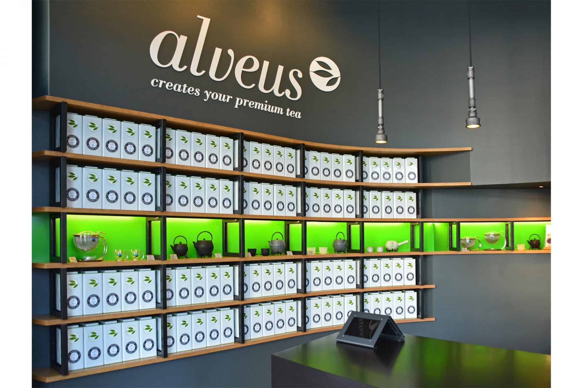 perfektes und funktionales Tee Store Konzept Retail-Design Produkt-Design Corporate-Design von Lange Architekten im ersten alveus Bio-Tee Tea-Store Alster mit Akzenten in Eichenholz und Stahl mit repräsentativer organischer Rückwand mit alveus Caddies und Logo creates-your-premium-tea in den Colonnaden Hamburg