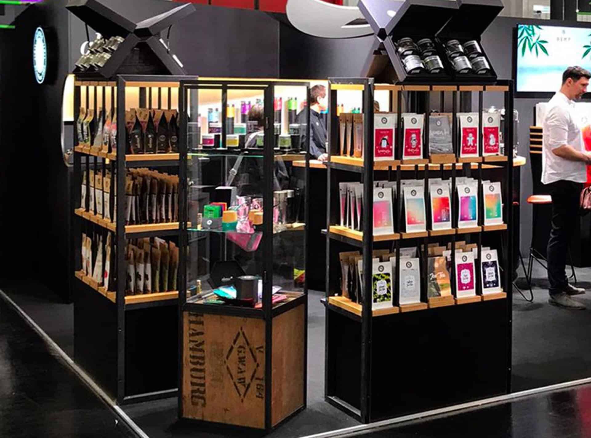 Vitrine aus recycleter Tee-Kiste Stahl und Glas als Serienprodukt für Tee-Geschäfte von alveus weltweit designed von Lange Architekten