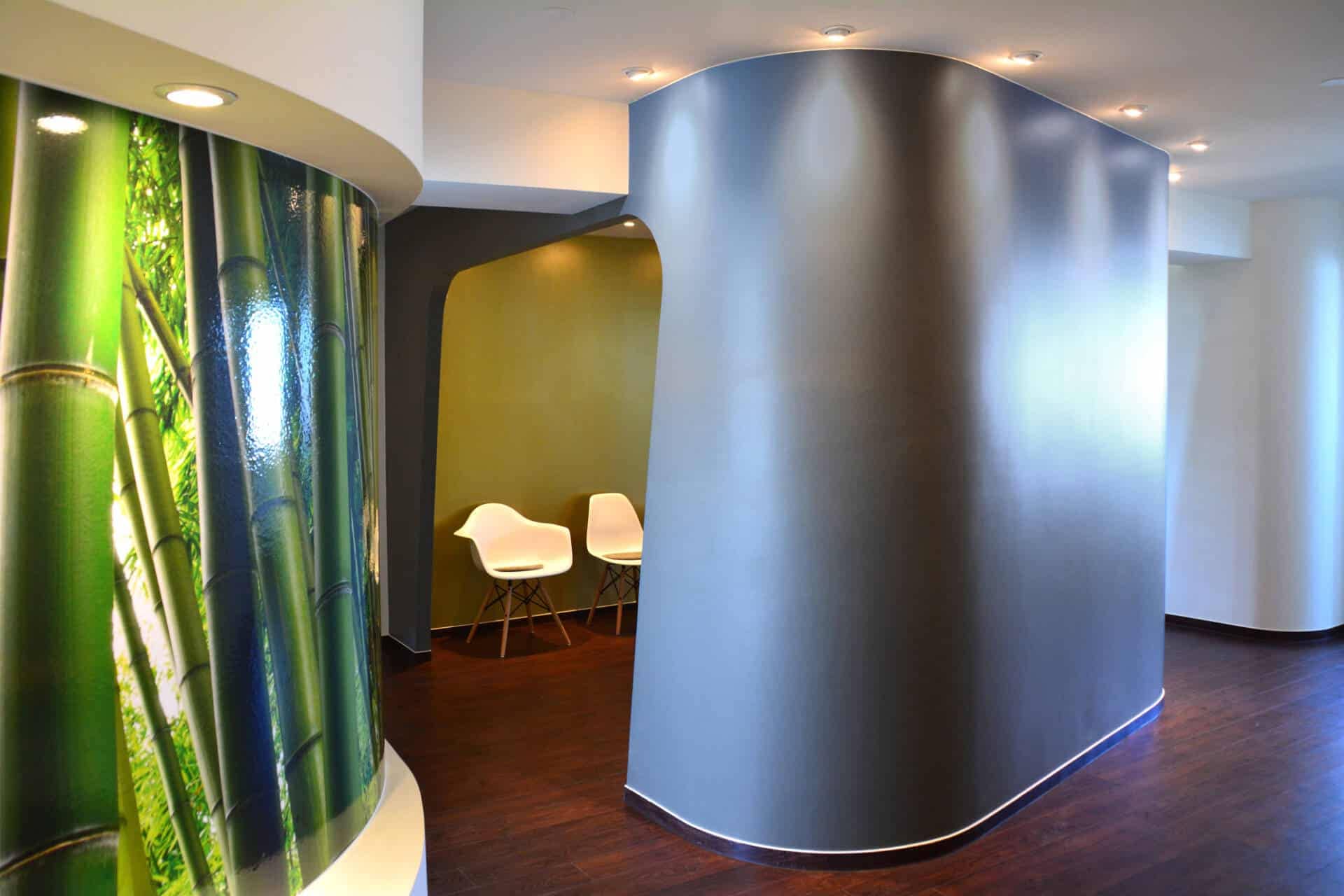 geschwungene organisch geformte Wände Wartezimmer in lava-grau und innen goldfarben Praxis-Design in der Praxis für Dermatologie Venerologie und TCM Dr. med. May Sian Oei Schillerstr. 44b Ottensen im ästhetischen und zeitlosen Design von Lange Architekten