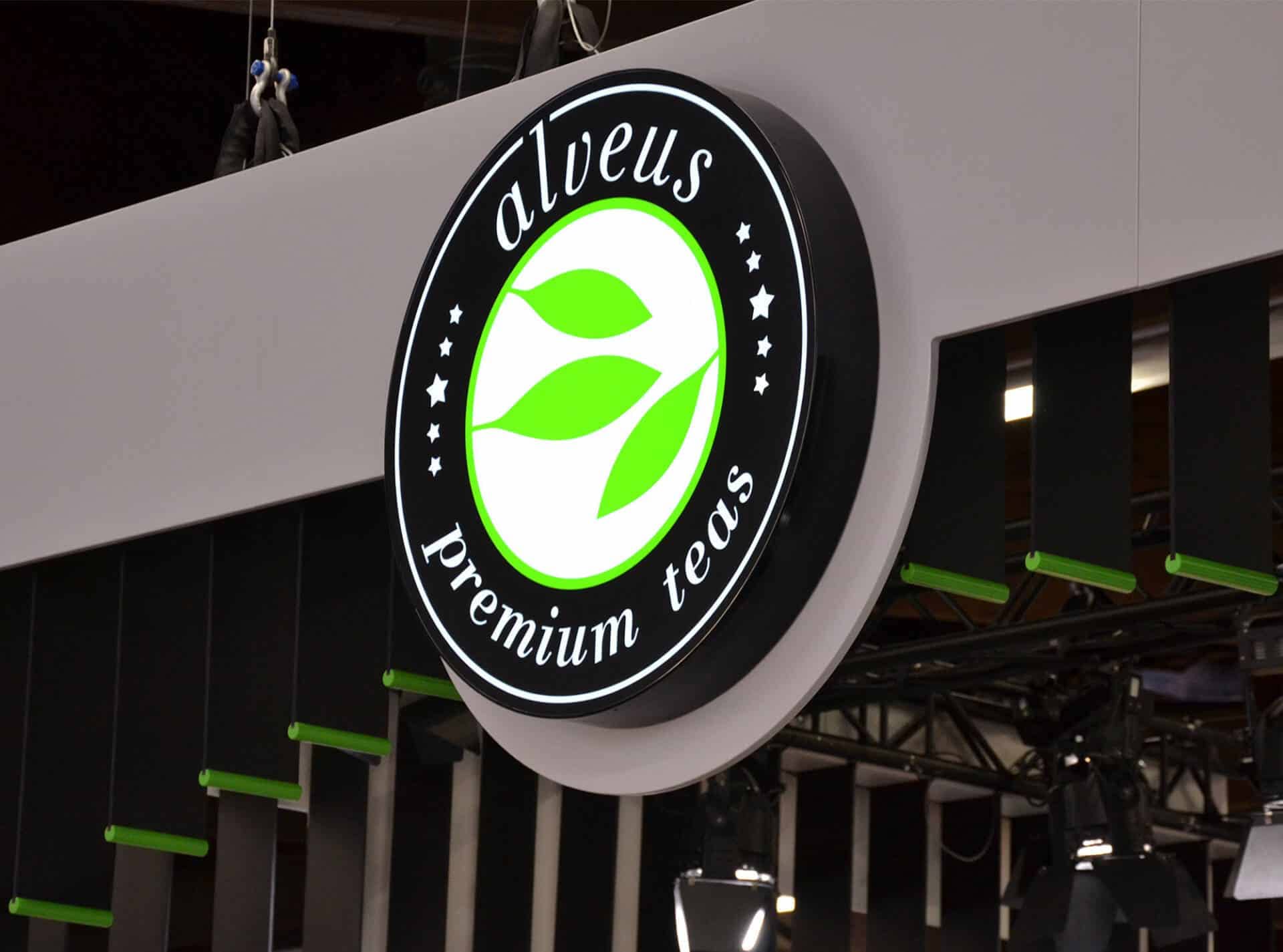 alveus premium-teas Logo als Leuchtschild als Teil des Corporate-Designs und Messe-Designs von Lange Architekten für den alveus Messestand auf der Biofach